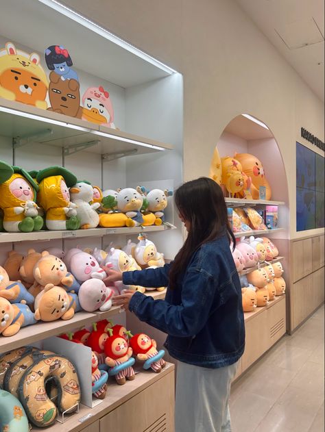 stuffed toys, airport aesthetic, airport poses, korean store, korean airport, jean jacket outfit fit, long brown hair, stuffed animal shelf, korean outfit, poses, store poses, aesthetic casual fit outfit, streetwear, soft aesthetic, cute vibe Stuffed Animal Shelf, Mai Core, Airport Poses, Animal Shelf, Poses Korean, Korean Airport, Jean Jacket Outfit, Outfit Poses, Cute Friend Poses