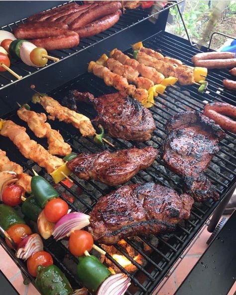 Grill Aestethic, Grilling Out Aesthetic, Backyard Bbq Aesthetic, Grilling Out, Family Bbq Aesthetic, Summer Barbecue Aesthetic, Bbq Party Aesthetic, Barbecue Party Aesthetic, Moroccan Bbq