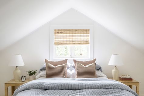 If you're on the hunt for a new comforter, make sure to do some research before making a purchase. Not only are color and design important but so is choosing the most comfortable fabric. Air Mattress Bedroom Ideas, Mattress Stand, Sloping Roof, Air Mattresses, Inflatable Bed, Mattresses Reviews, Bedroom Decor Inspiration, Traditional Bed, Air Bed