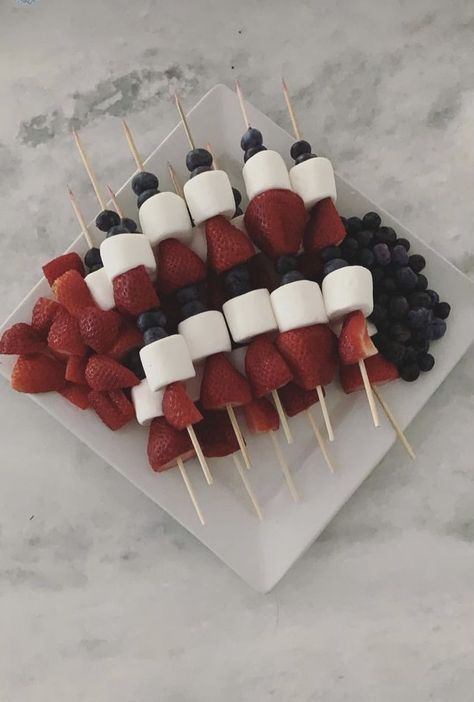 Essen, Marshmallow Skewers, Reading Party, Marshmallow Sticks, Fruit Sticks, Fruit Skewers, Strawberry Blueberry, Summer Holidays, Dessert Ideas