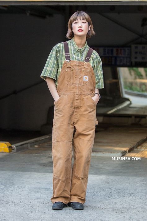 90s Outfit Overalls, Jeans Overall Outfit, 90s Overalls Outfit, Dungarees Outfit, Dungaree Outfit, 90s Overalls, Look 80s, Work Overalls, Japanese Clothing