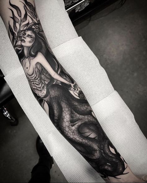 Dark Ocean Tattoo Design, Scary Mermaid Tattoo, Dark Siren Tattoo, Dark Mermaid Tattoo, Siren Tattoo Dark Mermaid, Mermaid Pisces Tattoo, Siren Ideas, Skin Artwork, Sea Tattoo Sleeve