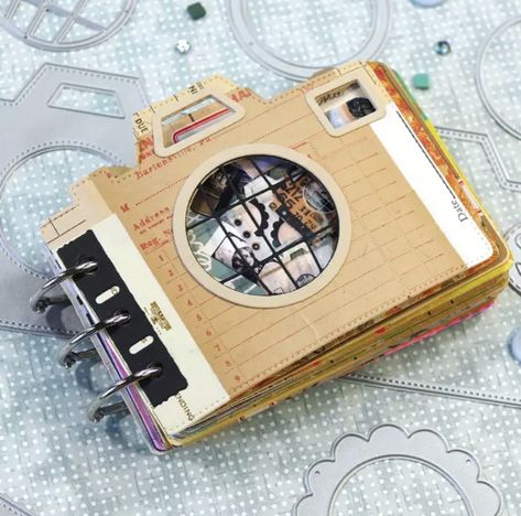 Mini Albümler, Camera Crafts, Paper Camera, Rings Inspiration, Diy Camera, Planner Essential, Bed Diy, Elizabeth Craft Designs, Album Scrapbooking