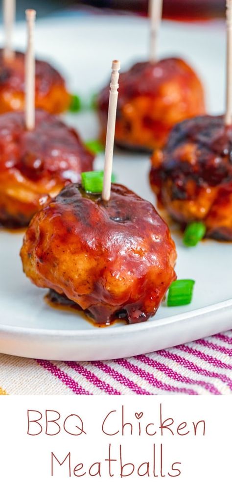 BBQ Chicken Meatballs Sides For Bbq Meatballs, Bbq Chicken Meatballs, Sides For Bbq, Party Food Meatballs, Easy Party Appetizers, Meatball Appetizer Recipe, Summer Appetizers Easy, Bbq Sauce Chicken, Bbq Meatballs