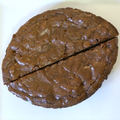 How to Make a Big Football Brownie (With a Round Cake Pan) Brownie Football Cake, Simple Football Cake, Football Cookie Cake, Football Cupcake Cakes, Football Brownies, Football Desserts, Football Cupcake, Gameday Food, Bowling Cake