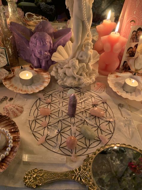 Lady Aphrodite Altar, Aphrodite Altar Setup, Altar For Aphrodite, Divine Feminine Altar, Venus Alter, Aphrodite Altar Aesthetic, Aphrodite Altars, Aphrodite Witch, Aphrodite Room