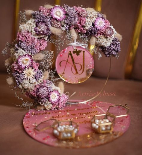 ✨ Looking for a dreamy, customized engagement ring platter to make your special day even more magical? ✨ Here’s a glimpse of the real flower wreath engagement platter we crafted with love for Ankita & Jayant 🌸💍. Let us create a one-of-a-kind design that’s as unique as your love story. 💌 DM us to customize yours! (Engagement Platter , Ring Platter ,Special Day ,flower wreath ,resin ring platter ,ring platterr aipur , unique platter ) #EngagementPlatter #CustomDesign #RingPlatter #SpecialDa... Ring Platter For Engagement, Unique Engagement Ring Platter, Engagement Tray Decoration, Engagement Ring Plate, Diy Engagement Decorations, Engagement Platter, Engagement Tray, Engagement Ring Platter, Ring Platter