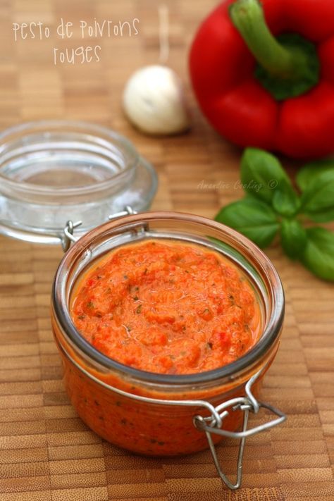 Une recette de pesto à base de poivron rouge, assez similaire à la recette classique du pesto alla genovese car on y retrouve les même ingrédients, le poivron rouge en plus ;-) Vous pouvez utiliser ce pesto comme sauce, notamment pour les pâtes, mais... Curry Ketchup, Pesto Recipe, Tapenade, Sauce Recipes, Finger Foods, Cilantro, Cooking Time, Italian Recipes, Pesto