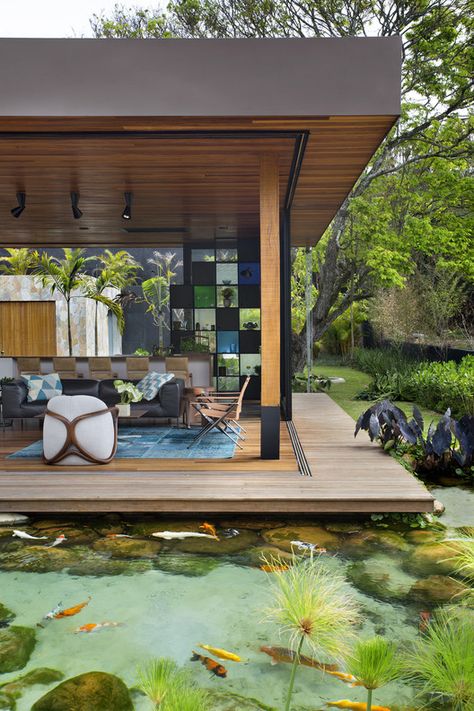 © Denilson Machado - MCA estudio Kolam Koi, Taman Air, Pond Design, Have Inspiration, Ponds Backyard, Design Exterior, Fish Pond, Outdoor Wood, Japanese House