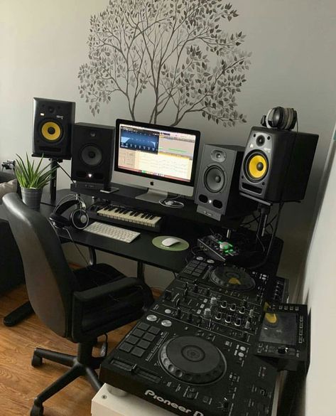 Home Recording Studio Setup, Recording Studio Setup, Producer Studio, Dj Room, Home Music Rooms, Home Studio Ideas, Studio Marketing, Recording Studio Design, Recording Studio Home