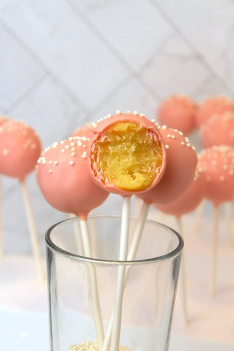 Copycat Starbucks Cake Pops - The Squeaky Mixer - Easy And Fun Baking Recipes Copycat Starbucks Cake Pops, Starbucks Cake Pops Recipe, Squeaky Mixer, Samoas Cookies, Graham Cracker Crust Cheesecake, Starbucks Cake Pops, Poppyseed Cake, Starbucks Cake, Lemon Poppyseed Cake