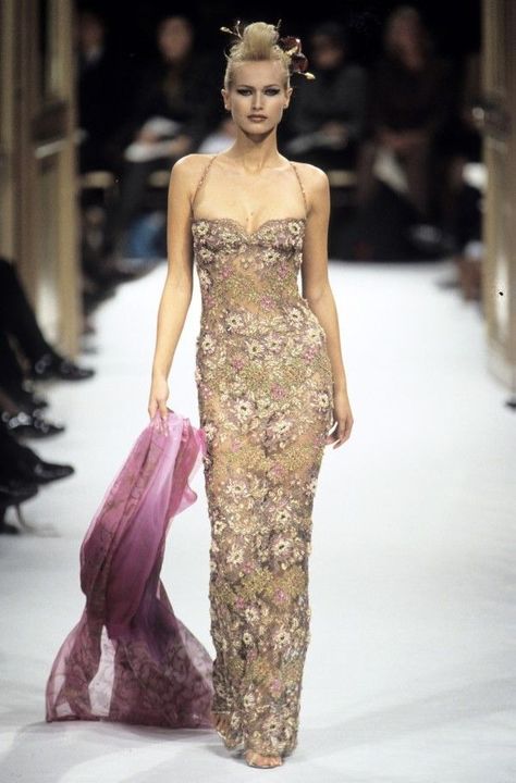 Emanuel Ungaro - Spring 1997 Couture Ungaro Couture, High Fashion Couture, 90s Runway Fashion, Runway Fashion Couture, Vintage Runway, Spring Couture, Emanuel Ungaro, Claudia Schiffer, Fantasy Gowns