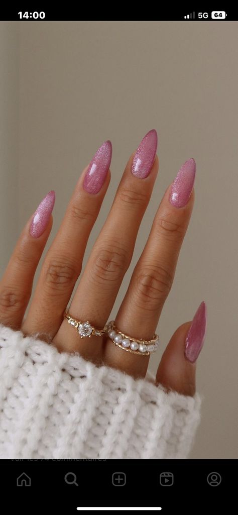 Nails Acrylic 2023 Trend Almond, Pink Fall Nails 2023, Light Pink Magnetic Nails, Light Pink Cateye Nails, Chrome And Cat Eye Nails Designs, Back To School Nails 2023, August Nails 2023 Almond, Current Nail Trends 2023 Almond, Pink Cat Eye Nails Design