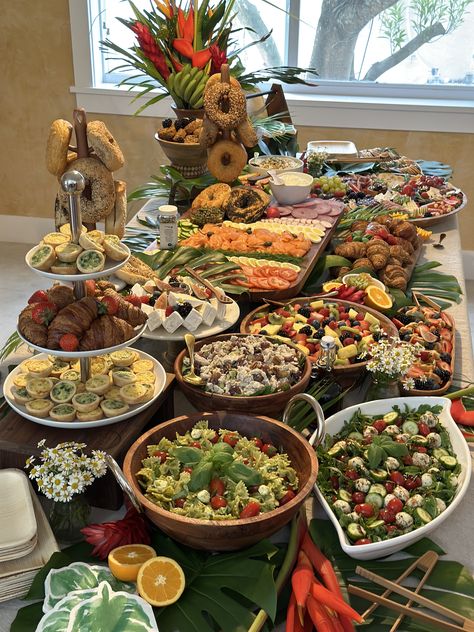 Guest Serving Ideas, Catered Lunch Ideas Buffet Tables, Wedding Bbq Buffet Ideas, Beautiful Buffet Displays, Snack Buffet Ideas, Buffet Salads Ideas, Birthday Buffet Table Ideas, Bbq Catering Display, Brunch Spread Table