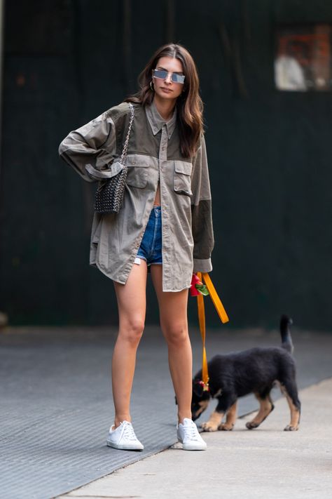 Emily Ratajkowski Vogue, New York In August, Dog Walking Outfit, Walking Outfit, Celebrity Stylist, Streets Of New York, Paris Jackson, Glam Girl, Emily Ratajkowski