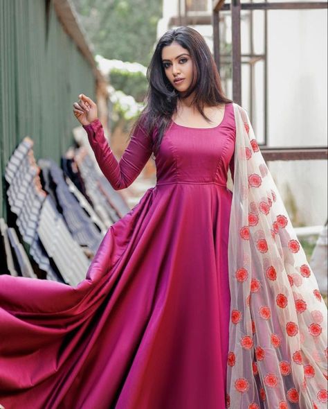 Plain dress designs Plain Saree Dress Gowns Ideas, Long Frock Ideas Indian Style, Saree To Anarkali Dress Pattern, Long Frock Neck Designs, Anarkali Models, Roshni Haripriyan, Frock Models, Long Frock Designs, Long Gown Design