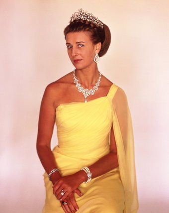 Kent Jewels: The Diamond and Pearl Tiara is currently the only known major tiara… Princess Alexandra Of Kent, Alexandra Of Kent, Prince Michael Of Kent, Reine Elizabeth Ii, Royal Crowns, Style Royal, Cecil Beaton, Royal Tiaras, British Royal Families