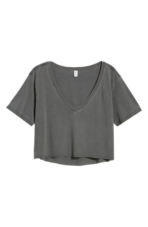 Enjoy the relaxed fit of this casual-cool T-shirt cut from garment-washed cotton with a low V-neck. 18 1/2" length (size Medium) Deep V-neck Elbow-length sleeves 100% cotton Machine wash, tumble dry Imported Not available for sale and shipment to Germany Cropped Flowy Top, Graphic Tops For Women, Things To Buy Clothes, Dream Clothes Outfits, Clothes For Christmas List, Clothes To Ask For Christmas, Cute Shirts For School, Amazon Essentials Clothing, Warm Weather School Outfits