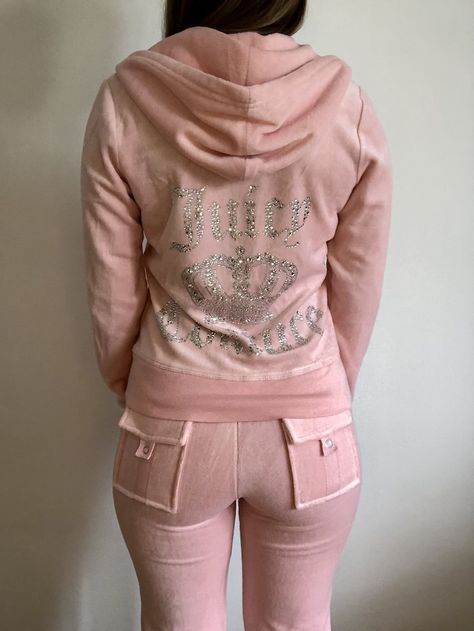 Juicy Couture Track Suit Aesthetic, Velvet Sweatsuit, 2000s Tracksuit, Juicy Couture Track Suit, Juicy Couture Clothes, Juicy Tracksuit, Mcbling Fashion, Vintage Tracksuit, Yo Momma