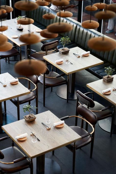 Minimal Restaurant Interior, Best Cafe Interior Design, Restaurant Table Design, Restaurant Setting, Restaurant Design Inspiration, Lake House Interior, Kursi Bar, Decoration Restaurant, Design Café