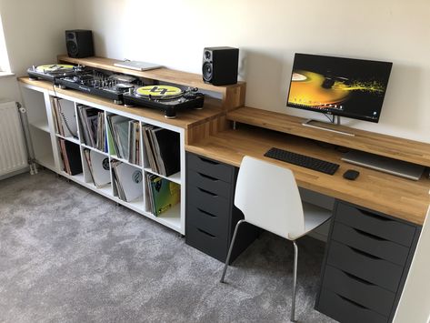 Dj Home Setup Turntable, Ikea Setup Desk, Ikea Dj Table, Dj Booth Home Dj Setup, Living Room Dj Setup, Ikea Dj Booth, Dj Desk Setup, Kallax Alex Desk, Diy Music Studio Desk