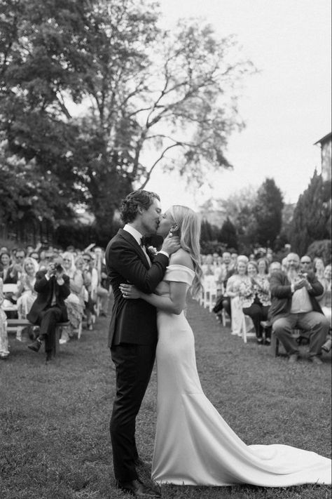 Wedding First Kiss, First Kiss Wedding, Wedding Photography Shot List, Wedding Group Photos, Wedding Ceremony Pictures, Wedding Photo List, Kiss Wedding, Wedding Shot List, Wedding Portrait Poses