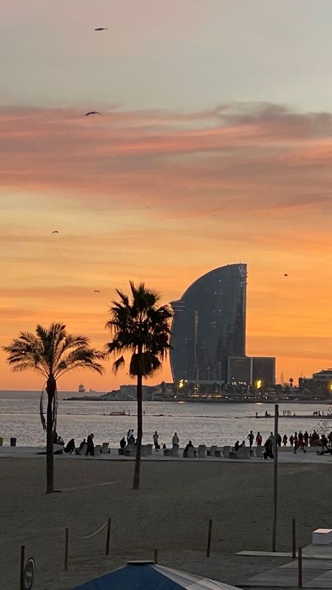 Sunset In Barcelona, Life In Barcelona, Barcelona Beach Aesthetic, Barcelona City Aesthetic, Barcelona Sunrise, Barcelona Spain Aesthetic, Barcelona Vibes, Barcelona Sunset, Barcelona Summer