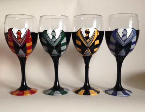 Painting Ideas Harry Potter, Harry Potter Wine Glasses, Wine Glass Painting Ideas, Glass Painting Ideas, Wine Glass Painting, Cup Painting, Harry Potter Hogwarts Houses, Hand Painted Glasses, Wine Glass Art