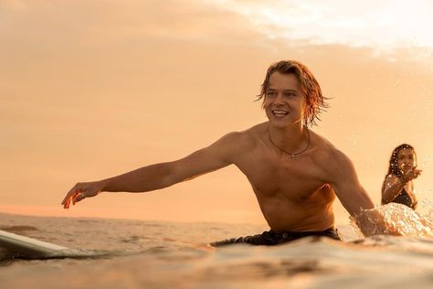 Outer Banks Brasil on Instagram: “JJ e Kiara (📸Jackson Lee Davis/Netflix)” Jj Outer Banks Surfing, Teen Series, Jj Maybank, Outer Banks Nc, Paradise On Earth, Shows On Netflix, Netflix Series, Outer Banks, Series Movies