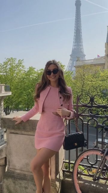 ParisianStyleGirl on Instagram: "Pink! ✨@parisianstylegirl 📸 @sophielouisesdiary #parisiennegirl #parisianvibe #eiffelview #eiffeltower #pinkdress #pinkstyle #paristagram #paristime #parisamour #pinkoutfit #paris" Feminine Style Casual, Outfit Rosa, Clueless Fashion, Gossip Girl Outfits, Look Rose, Parisian Chic Style, Look Retro, Paris Outfits, Princess Outfits