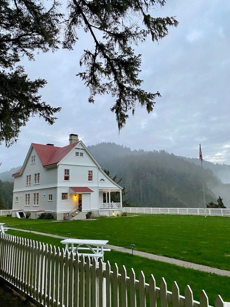 Oregon Home Aesthetic, Oregon House Aesthetic, Homes In Oregon, Oregon Farmhouse, Oregon Coast House, Oregon Houses, Pnw House, Oregon Beach Aesthetic, Houses In Oregon