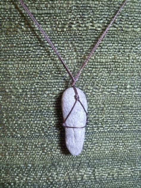 Diy Stone Wrapping, Stone Jewelry Necklace, Pebble Necklace, Wire Wrap Jewelry Designs, Rock Necklace, Rock Jewelry, Stone Wrapping, Wire Wrapping Stones, Micro Macramé