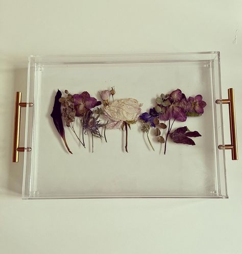 Are you looking for a simple but beautiful way to preserve your flowers? Creating this simple epoxy resin tray is a perfect beginners project. #resin #epoxyresin # resinart #resinflowers #weddingflowers # flowerpreservation #flowersinresin # resincraft #resinforbeginners Resin For Beginners, Epoxy Resin Tray, Preserving Flowers, Flowers In Resin, Flower Tray, Saran Wrap, Resin Tray, Resin Pour, Cling Film