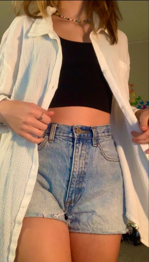 School Outfits For Summer Shorts, Outfit Ideas With Short Jeans, Tank Top Inspo Outfit, Summer Outfit Inspo Aesthetic Shorts, Short Jeans Beach Outfit, Blue Denim Shorts Outfits Women, Summer Outfits Blue Shorts, Hot And Minimalist Style, Denim Shorts And Tank Top Outfits