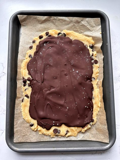 Chocolate Chip Cookie Dough Bark (vegan + gluten-free) - rachLmansfield Cookie Dough Bark, 4 Ingredient Cookies, Chocolate Chip Walnut Cookies, Cookie Dough To Eat, Protein Cookie Dough, Healthy Cookie Dough, Make Chocolate Chip Cookies, Almond Flour Cookies, Chocolate Cookie Dough