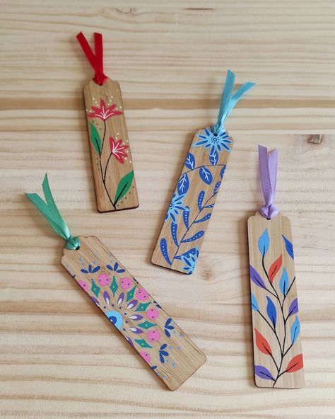 Personalized hand painted bookmark. Cute bookmark with bright colors, made of wood with satin ribbon, protected with ecological varnish. Unique gift for book lovers. If you want the personalized bookmark, write it in personalization, do not hesitate to write to me if you have any questions, I will be happy to talk to you. You can choose between the blue, green, lilac or red model. -- Measurements: 12 x 3 centimeters. -- You can choose between two shipping options: - Standard shipping takes betwe Painted Wooden Bookmark Ideas, Wooden Bookmarks Diy Craft Ideas, Painted Wood Bookmarks, Mdf Bookmark, Hand Painted Bookmarks, Painted Wooden Bookmarks, Wooden Bookmarks, Wood Bookmark, Cute Bookmark