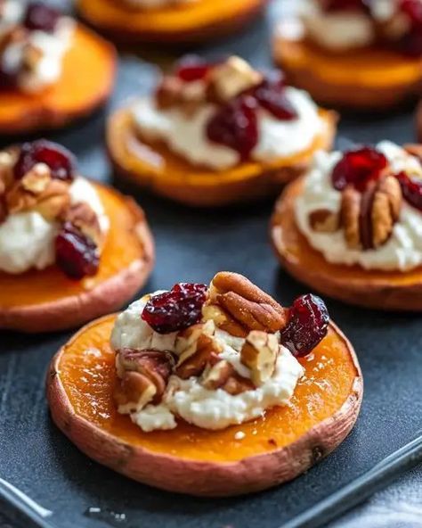 Roasted Sweet Potato Rounds with Whipped Goat Cheese, Cranberries, and Pecans - Miarecipes Sweet Potato Rounds, Lobster Cream Sauce, Potato Rounds, Baked Sweet Potatoes, Whipped Goat Cheese, Crispy Sweet Potato, Ina Garten Recipes, Roasted Sweet Potato, Cranberry Cheese