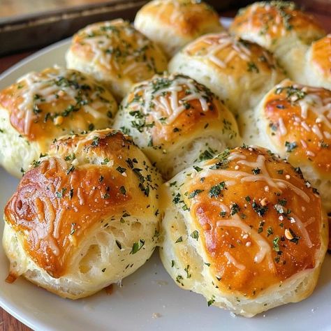 Pillsbury Biscuit Garlic Butter Cheese Bombs - Tasty Recipes Pillsbury Biscuit Garlic Butter Cheese, Biscuit Bombshell, Flaky Biscuits Pillsbury Recipes, Creative Recipes, Pillsbury Biscuit Recipes, Pillsbury Biscuits, Slow Cooker Lasagna, Pillsbury Recipes, Canned Biscuits