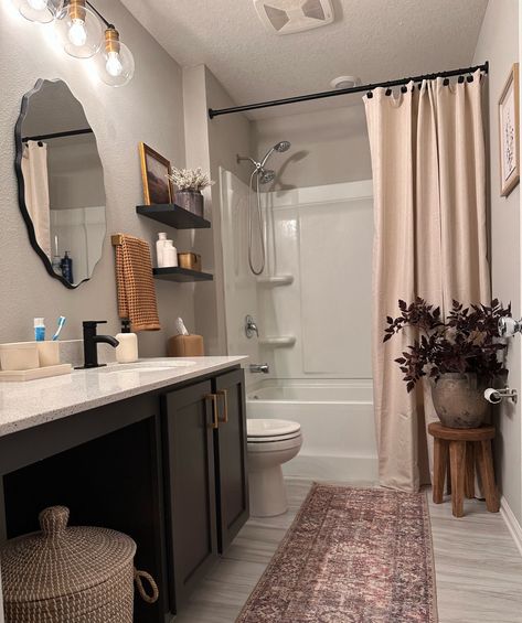 Apartment Black Accents, Brown Neutral Bathroom, Restroom Shower Decor Ideas, Apartment Bathroom Shower Curtains, Brown And Cream Bathroom Ideas, Tan And Gold Bathroom, Vintage Restroom Decor Ideas, Apartment Restroom Decor, 3 Piece Bathroom Ideas