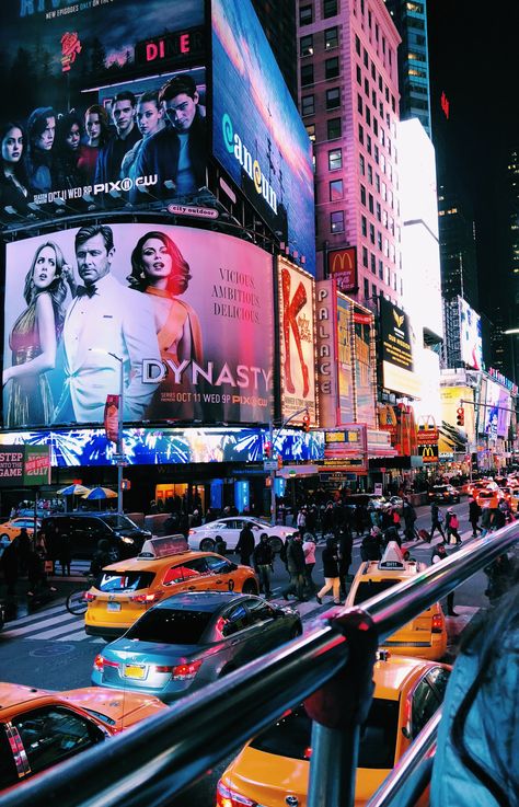 Times Square Night, Times Square Ny, Times Square New York City, Nyc Taxi, Solo Traveling, Nyc Times Square, Nyc Baby, Nyc Aesthetic, Au Pair