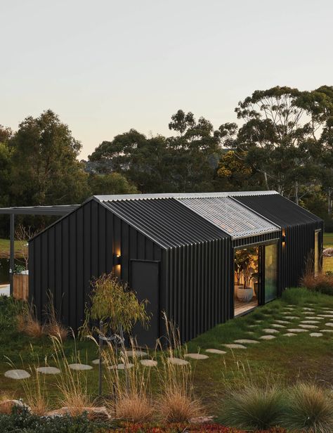 8 Australian Businesses Creating Impressive Prefabricated Homes Australian Sheds, Prefab Modular Homes, Modern Shed, Shed Home, Long House, Modern Barn House, Casa Container, Australian Architecture, Prefabricated Houses