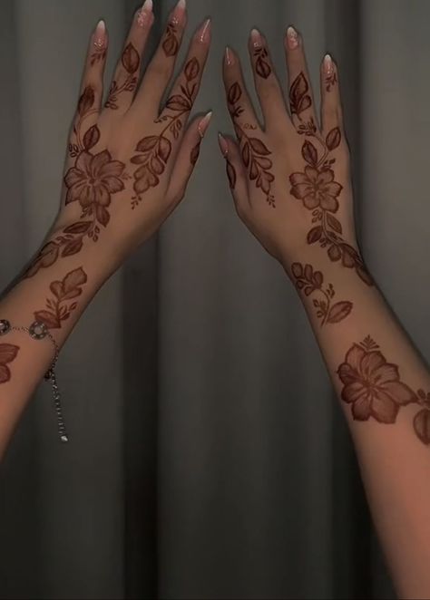 Henna Aesthetic Photography, Wedding Henna Designs Simple, Aesthetic Henna Ideas, Heena Design Cute, Khaliji Henna Design, Henna Designs Hand Beautiful, Trendy Henna Designs, Henna For Wedding, Heena Mehendi Designs