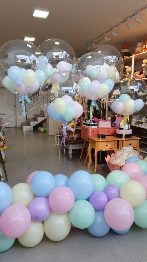 Bubbles Centerpiece Party Ideas, Bluey Birthday Party Rainbow, Pastel Rainbow Baby Shower Theme, Pastel Rainbow Baby Shower Ideas, Bluey Centerpiece Ideas, Baby Shower Arcoiris, Rainbow Baby Shower Theme, Pastel Theme Party, Bubble Birthday Parties