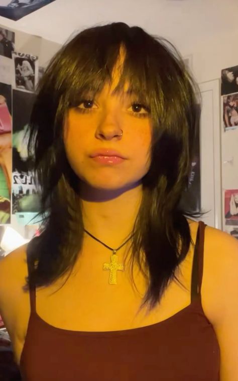 Grunge Haircuts Short Fluffy, Messy Layered Hair With Bangs, Middle Aged Woman Brown Hair, Hairstyles For Medium Length Haircut, 2000s Grunge Hair, Alt Medium Hair, Middle Part Emo Hair, Emo Haircuts Medium Shoulder Length, Haircuts For Thick Hair With Bangs