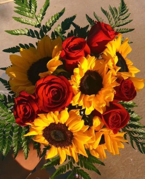 Roses With Sunflowers, Rose And Sunflower Bouquet, Sunflowers With Roses, Sunflower And Rose Bouquet, Rose And Sunflower, Roses And Sunflowers, Sunflowers And Roses, Aesthetic Roses, Boquette Flowers