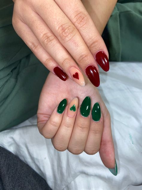 One Red Hand One Green Hand Nails, Red And Green French Tip Nails Almond, Christmas Nail Inspo Red And Green, Christmas Nails Short Red And Green, Christmas Nails Heart, Christmas Heart Nails, Green And Red Nail Art, Red And Green Gel Nails, One Hand Red One Hand Green Nails