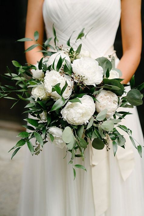 Green Wedding Flowers, Flowers And Greenery, Bridal Bouquet Flowers, Winter Wedding Flowers, White Wedding Bouquets, Wedding Flower Inspiration, White Wedding Flowers, Wedding Boho, White Bouquet