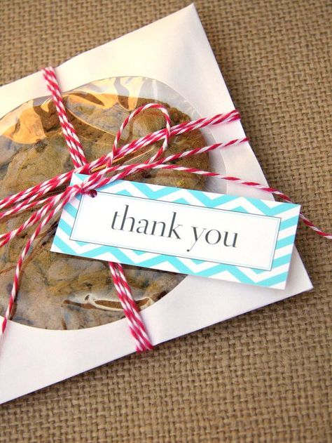 Cute idea--use cellophane CD envelopes to wrap a homemade cookie, tie it up, and top with a special message. Cookie Wrapping Ideas, Simple Wedding Favors, Cookie Party Favors, Cookie Wedding Favors, Diy Party Favors, Cookie Favors, Cookie Party, Cookie Packaging, Cadeau Diy