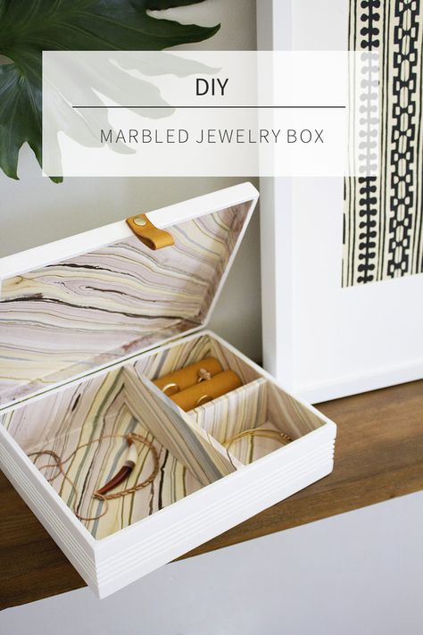 Learn how to create a marbled DIY jewelry box using an old cigar box with this quick & easy tutorial from designer Anna Smith. Box Design Ideas, Jewerly Box Diy, Web Dress, Diy Jewelry Box, Jewelry Box Plans, Diy En Cuir, Jewelry Box Design, Diy Leather Projects, Jewerly Boxes