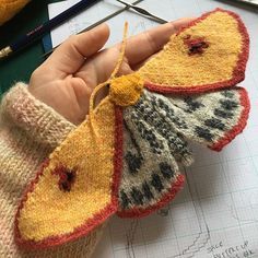 Knit Ideas Creative, No Sew Yarn Crafts, Knitting Inspo Aesthetic, Knit Sculpture, Moth Crafts, Knitting Ideas Creative, Cool Knitting Projects, Knitted Sculpture, Crochet Art Sculpture